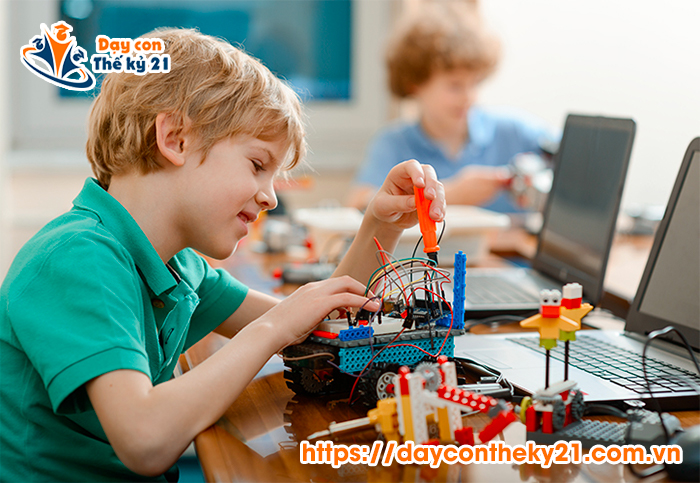 Trẻ được tiếp cận với khoa học công nghệ hiện đại